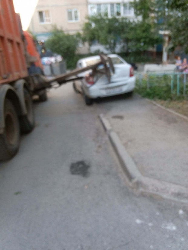 Саратовские коммунальщики смяли легковушку во время уборки мусора