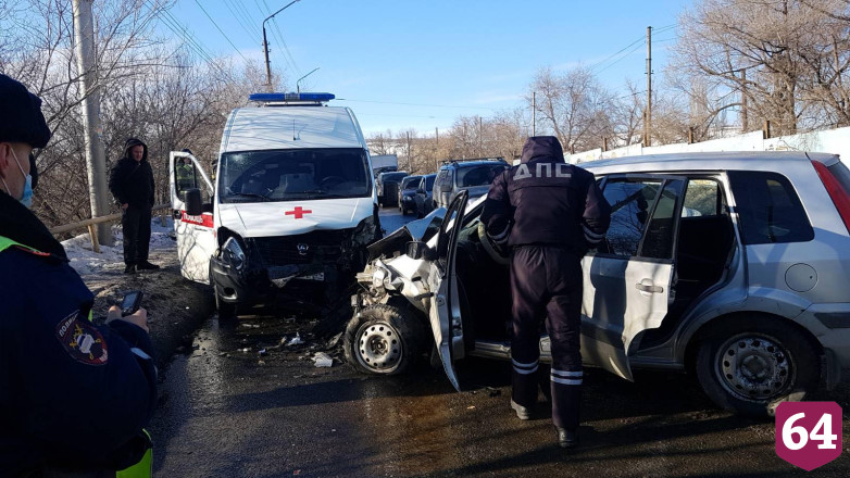 В аварии со «скорой» в Саратове травмировались 4 человека