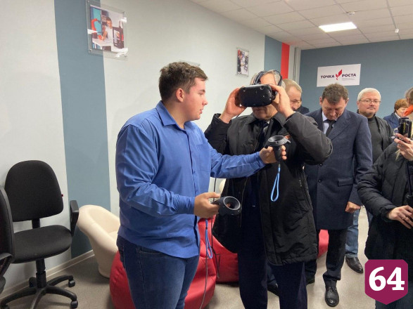 Радаев в сельской школе примерил очки виртуальной реальности 