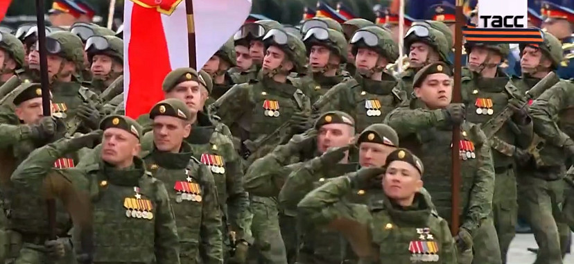 Саратовские Герои России возглавили парадные расчеты на Красной площади