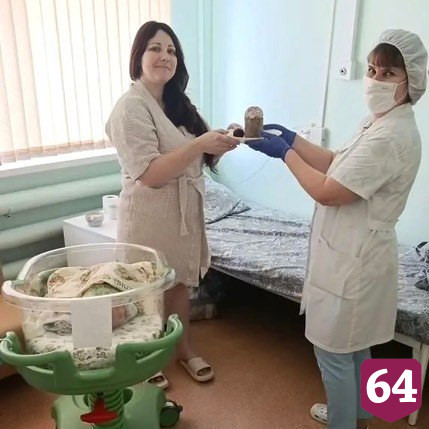 На Пасху пациенток саратовского роддома угощали куличами 