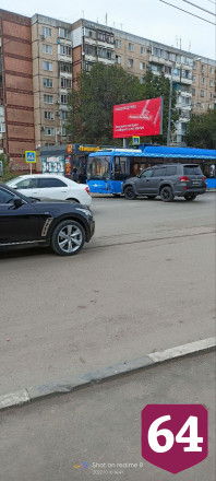 В Энгельсе внедорожник протаранил троллейбус напротив рынка