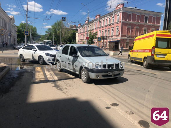 В центре Саратова иномарку отбросило на пешехода