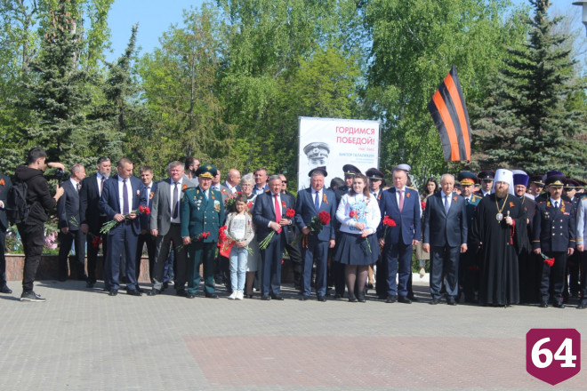 В Саратове возложили цветы к мемориалу «Журавли»