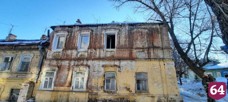 Утром в центре Саратова сгорел двухэтажный дом