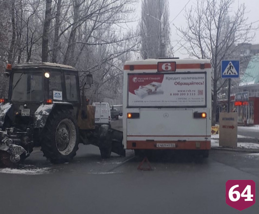 В Саратове трактор протаранил автобус с пассажирами