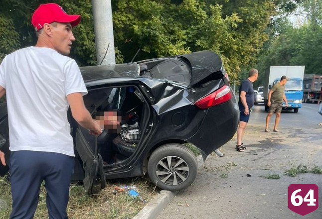 В Саратове ищут свидетелей гибели двух человек в ДТП со столбом 