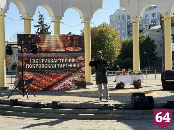 На праздновании Дня города в Энгельсе угощают салом и победными блинчиками