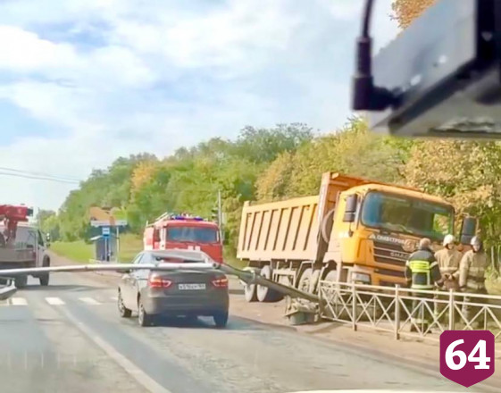 В Саратове самосвал «уронил» светофор на легковушку
