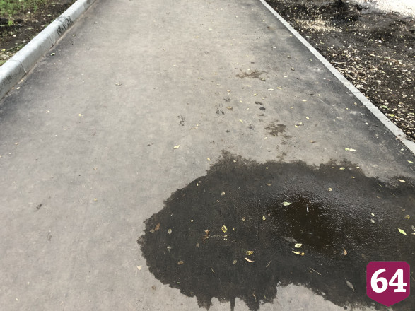 На новом асфальте в центре Саратова не сохнут лужи