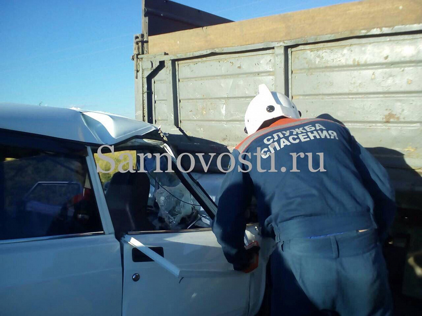 Под Саратовом «Жигули» влетели под грузовик