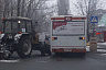 В Саратове трактор протаранил автобус с пассажирами