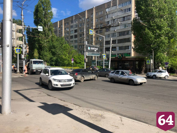 Авария и дорожные работы остановили движение на Чернышевского