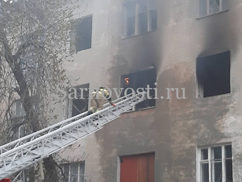 В Саратове полыхает расселенный дом