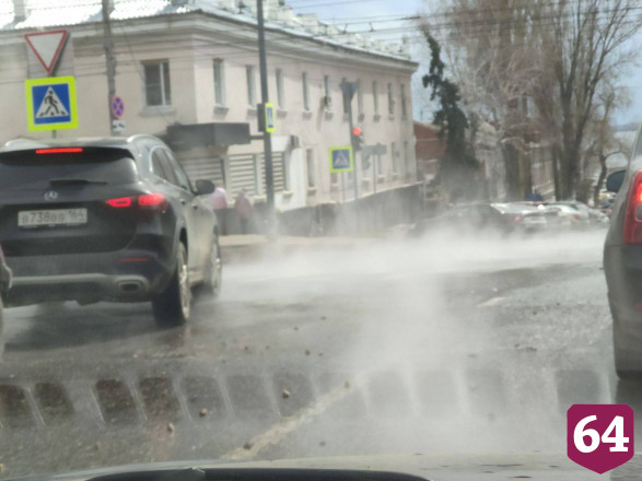 В центре Саратова коммунальный «гейзер» пробил асфальт