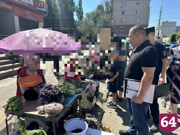 В Энгельсе у уличных торговцев овощами и ягодой изъяли весы
