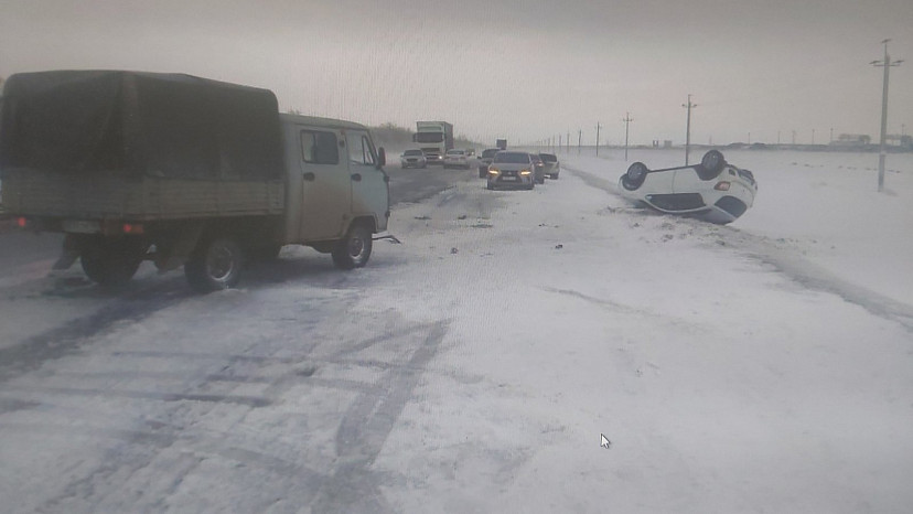Под Саратовом УАЗ опрокинул иномарку на крышу