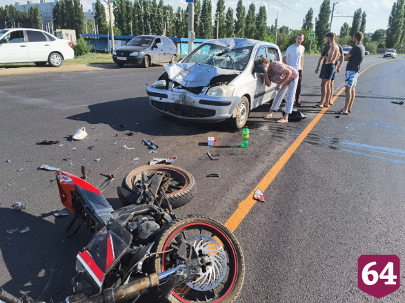 Мотоциклист в лобовом ДТП перелетел через автомобиль
