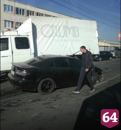 В Саратове «Мазда» залетела под колеса грузовой «Газели»