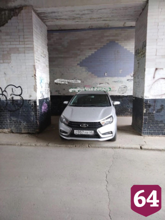 Автохамы оккупировали арку жилого дома
