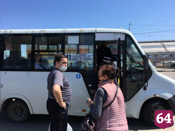 Автоинспекторы Саратова вручали водителям автобусов маски