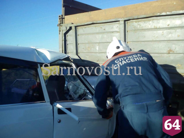 Под Саратовом «Жигули» влетели под грузовик