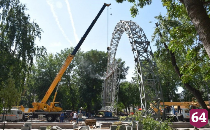 В Саратове убрали арку и рекламные щиты с Аллеи роз