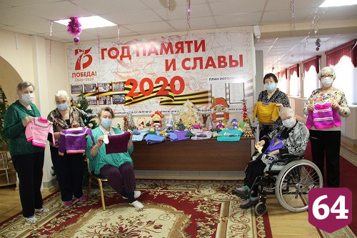 Мастерицы Энгельсского дома-интерната передали теплые подарки малышам