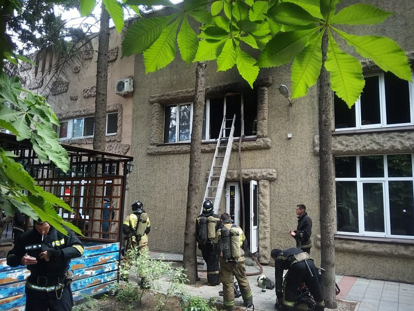 В Саратове пожарные тушили кафе