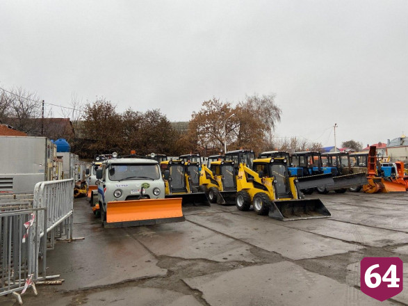 Главе Саратова показали готовую к зиме спецтехнику 