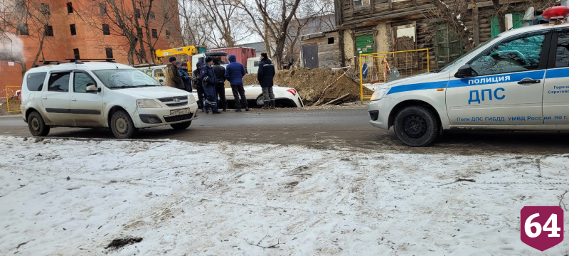 В Саратове «Приора» слетела в траншею и опрокинулась на бок 
