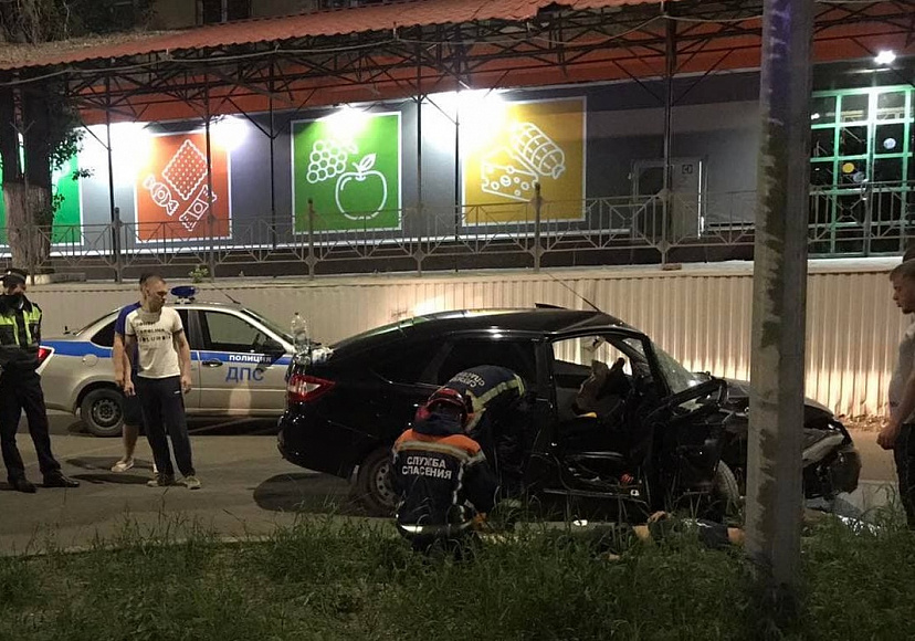 В Саратове автомобиль протаранил стену дома
