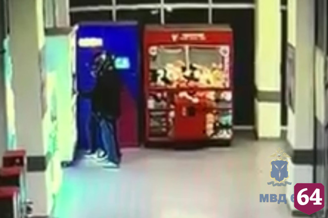 В Саратове приятели в мотоциклетных шлемах обчистили игровые автоматы и попались