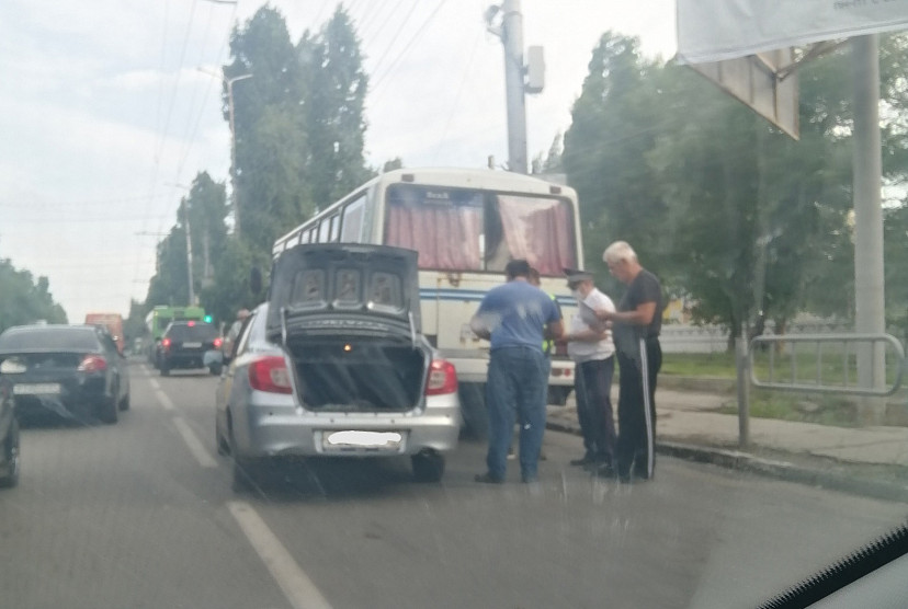 На проспекте 50 лет Октября легковушка залетела под автобус