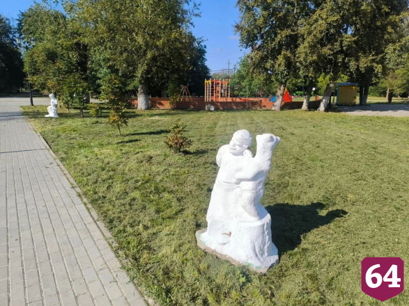 В саратовском парке обновили скульптуры 1950-х годов