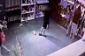 В Саратове 17-летний юноша украл плюшевых медведей и попал на камеры