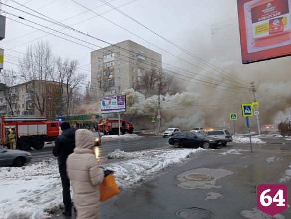 В Саратове пожарные тушили магазин пива