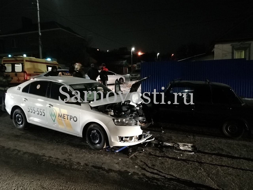 В Саратове после аварии таксиста увезли в больницу
