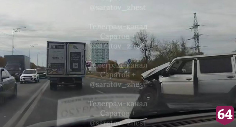 Кроссовер улетел в отбойник в ДТП на улице Усть-Курдюмской