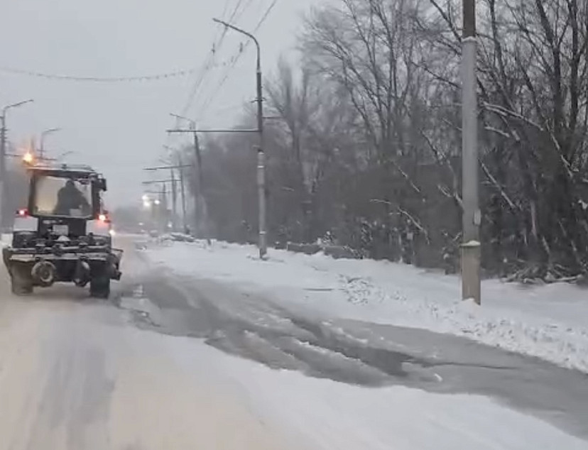 Саратовские водители из-за заснеженной дороги едут по встречке