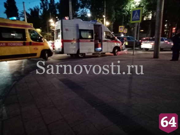 В Саратове 3 школьницы сбежали от отца и попали под машину на Рахова