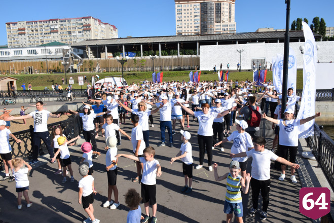 Жители Саратова начали выходные с зарядки на пляже