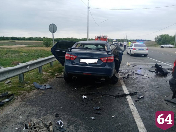 Водитель «Весты» погиб в аварии на трассе под Саратовом