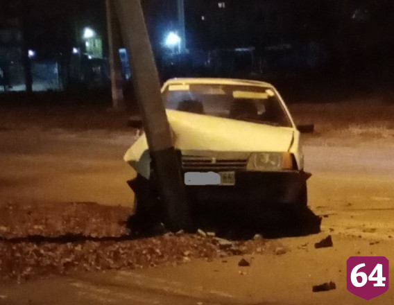 Автомобилист после расставания с девушкой протаранил столб