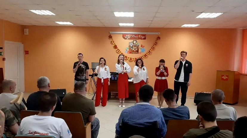 В саратовском госпитале бойцам спели о мужестве и любви