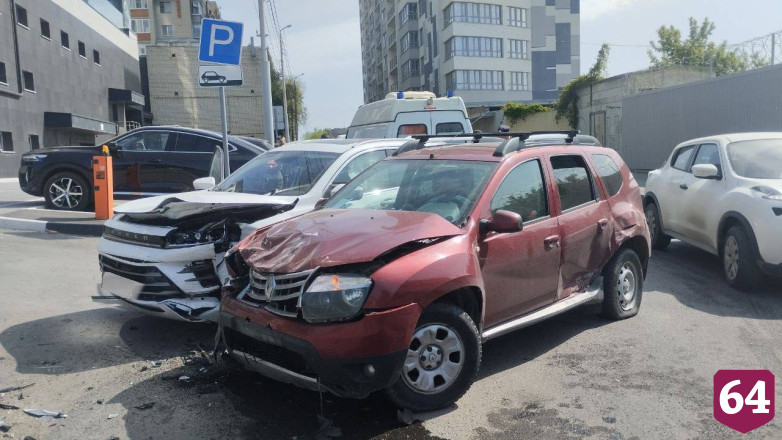 В Саратове автоледи пострадала в массовом ДТП на Славянской площади