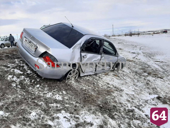 В ДТП с саратовским такси иномарка из Коми вылетела в кювет