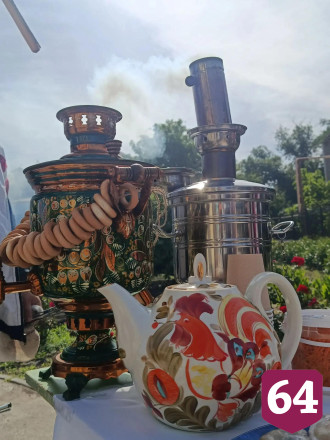На саратовском фестивале самоваров кормили пловом и катали на ослике