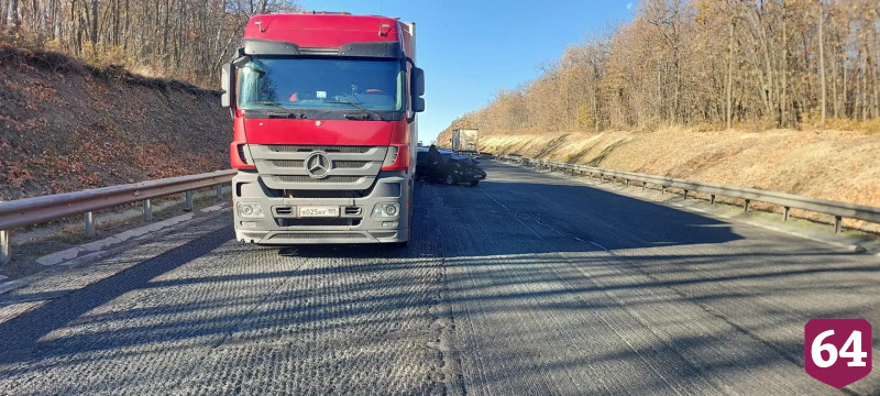 Два человека пострадали в массовой аварии с грузовиками в Саратовской области