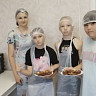 Саратовских детей на мастер-классе научили готовить оладьи из кабачков